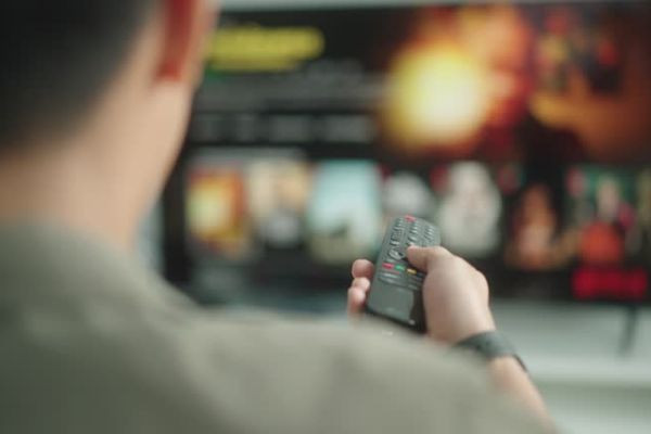 5 Raisons de Regarder Vos Chaînes TV Préférées en Direct sur Plustube